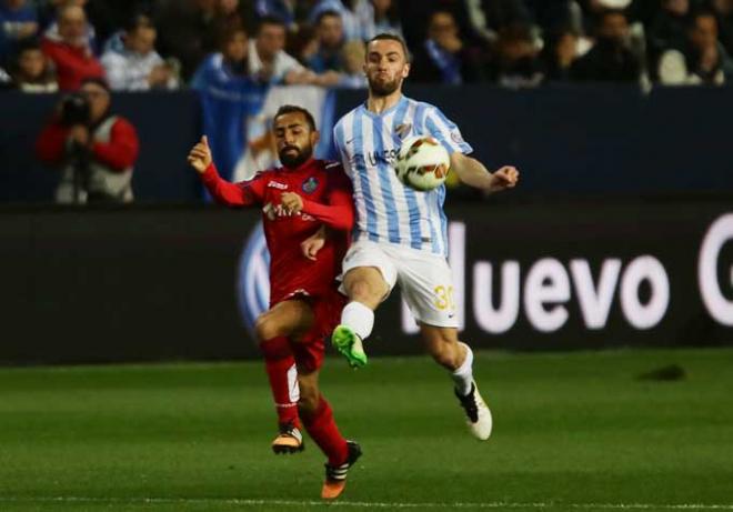 Darder, ante Diego Castro, en el partido.