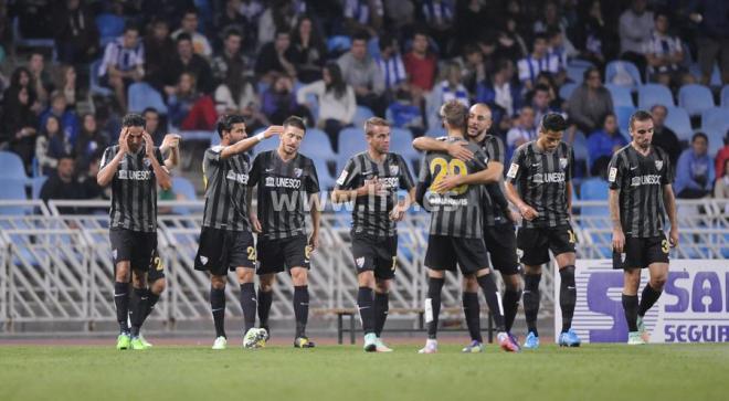 Los jugadores, tras el pitido final.