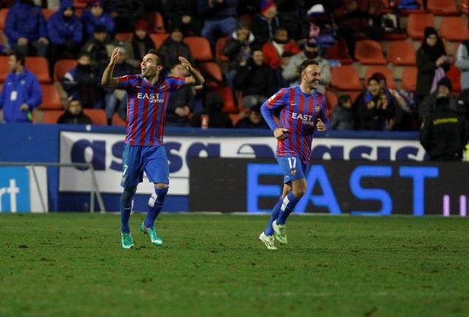 Barral, celebrando su gol al Málaga.