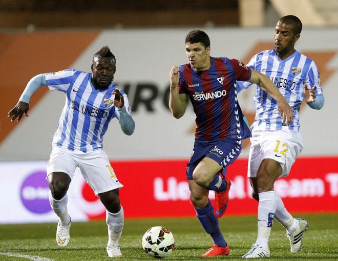 Tissone, junto a Boka en acción.