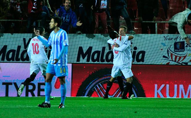 Recio, en primer término en uno de los goles locales