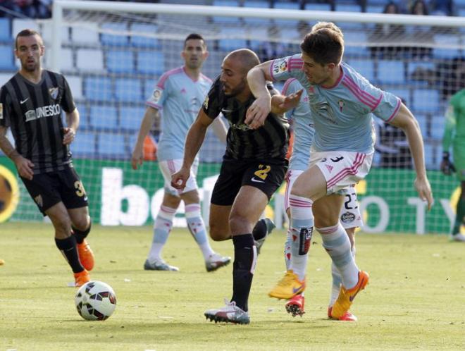 Amrabat pelea una pelota.