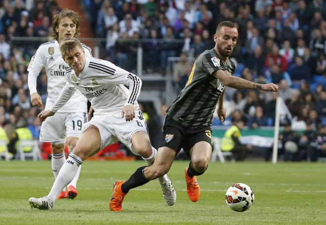 Sergi Darder recibe una falta de Kroos.