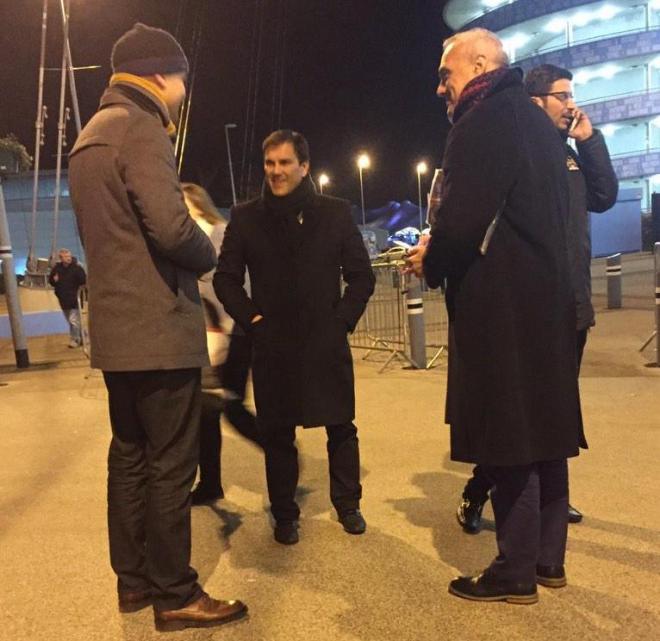 Casado, Husillos y Shatat, en las afueras del Etihad Stadium. / Foto: @Mrs_M_MCF