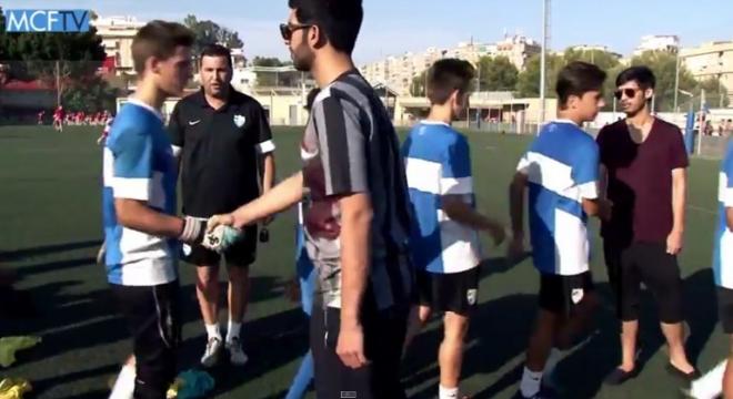 Nayef, a la derecha, junto a Nasser saludando a los niños de La Academia.