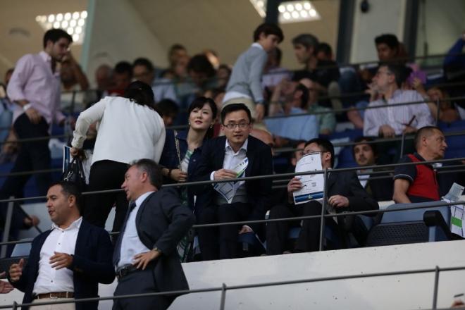 Representantes del grupo inversor chino, en el palco de La Rosaleda.