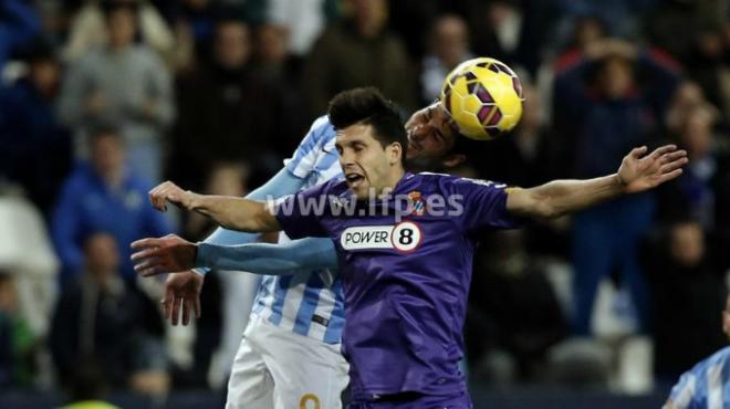 Javi Guerra, en plena disputa de un balón.