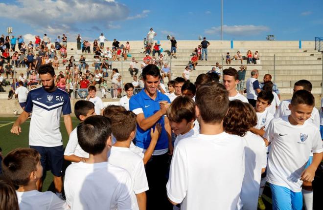 Juanmi, saludando a los chavales. / www.malagacf.com