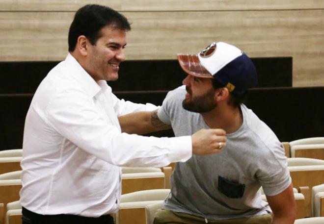 Sergio Sánchez se abraza con Casado.