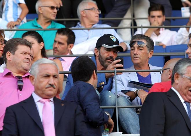 Banderas, con su hermano esta temporada en el palco de La Rosaleda.