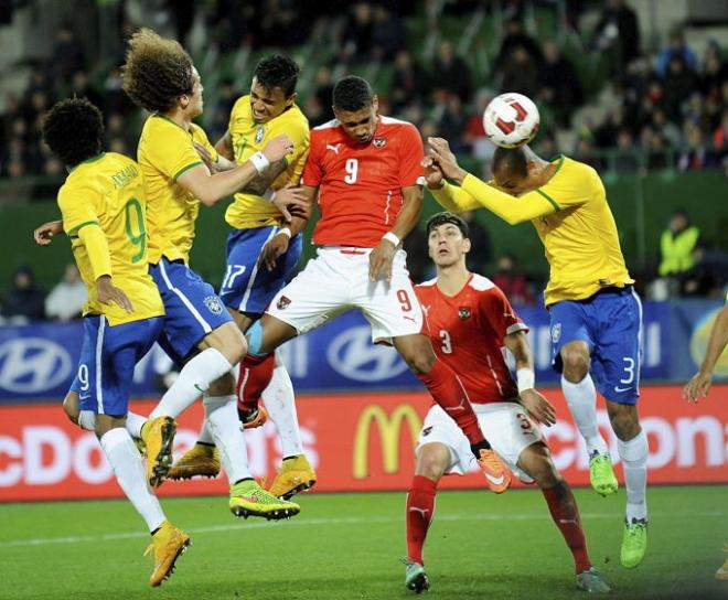 Miranda despeja el balón en el Austria-Brasil.