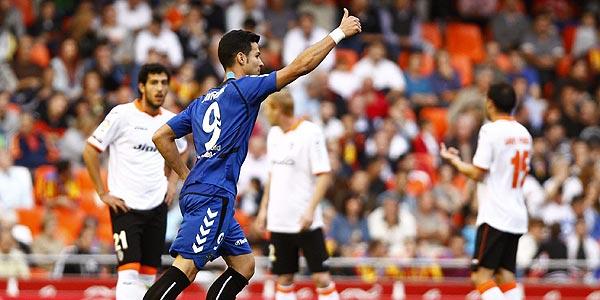 Javi Guerra celebra un gol al Valencia.