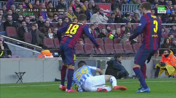 Jordi Alba propinó dos patadas a Juanpi en el suelo.