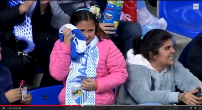 La joven aficionada con el regalo del Mariscal.