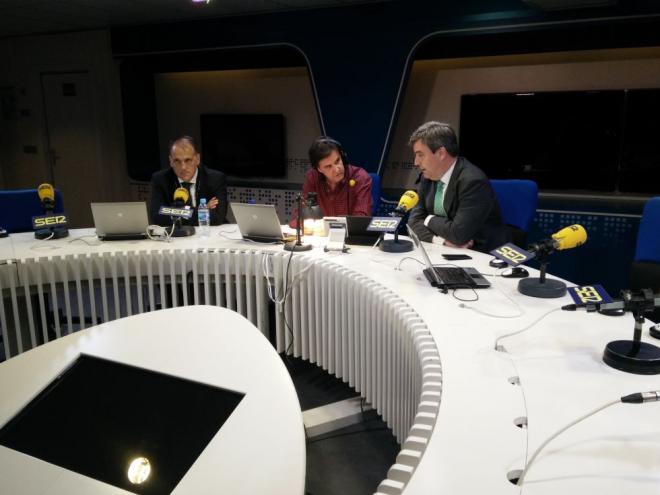 Javier Tebas, con De la Morena y Cardenal, durante el programa.