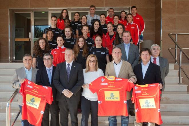 Las 'Guerreras', autoridades, organizadores y patrocinadores en Fuengirola.