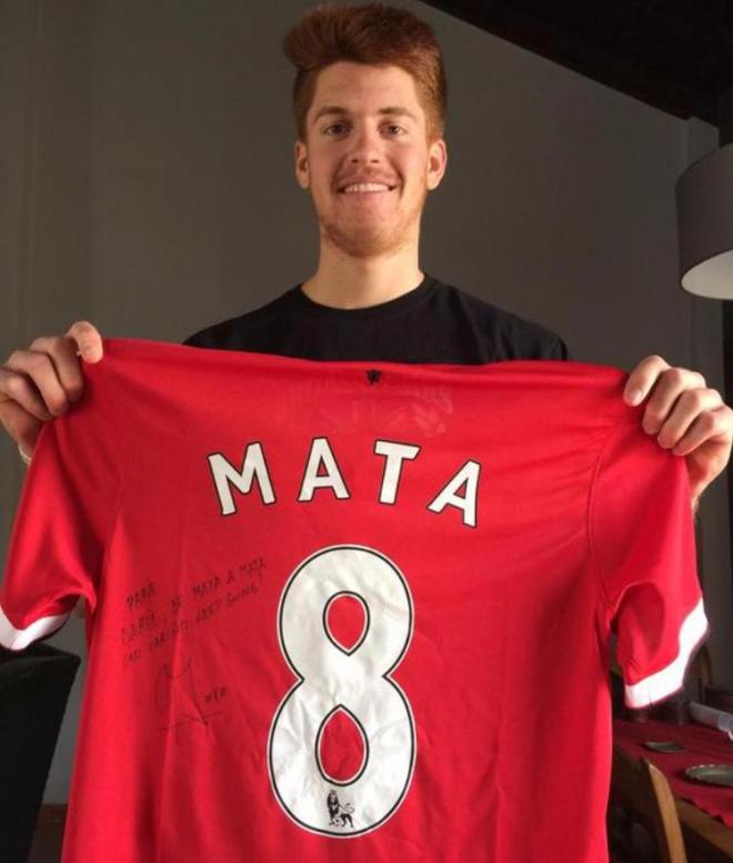 Darío Mata, con la camiseta dedicada de Juan.