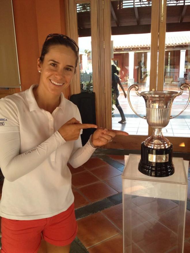 Azahara Muñoz posa con el trofeo