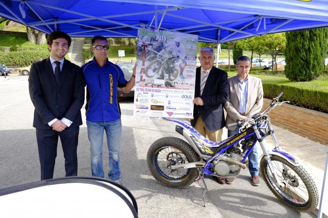 El concejal Pepe del Río, con el cartel del evento.