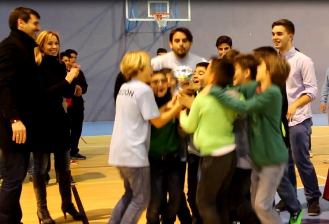 Los malagueños se alzan con el trofeo.