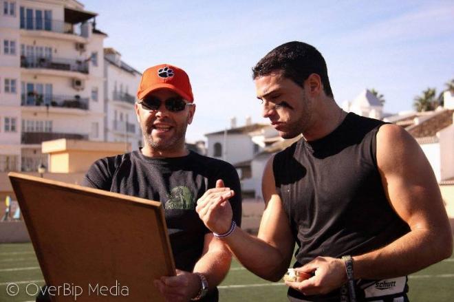 José Luis, recibiendo indicaciones del entrenador del equipo Brian Ortegren.