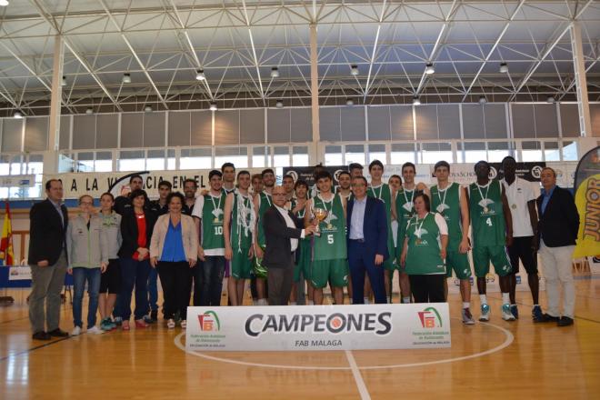 El equipo del Unicaja recibe el trofeo de campeón.