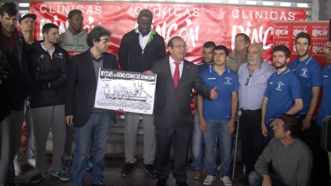 Acto de presentación del equipo de jábegas de Clínicas Rincón.