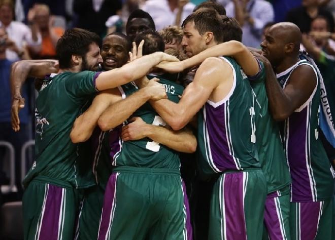 Los jugadores celebran el triunfo ante el Alba.