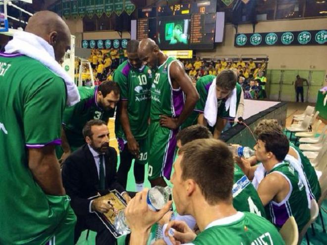 Plaza, dando instrucciones durante el partido.