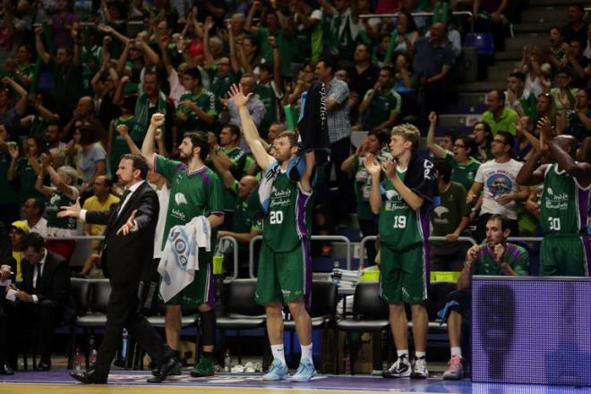 Plaza se dirige a sus jugadores con el banquillo en pie.