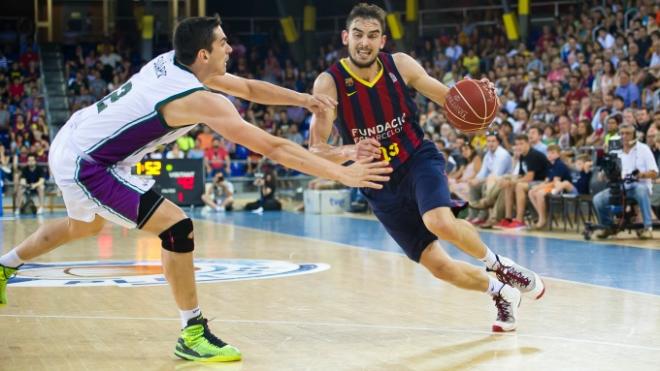 Carlos Suárez, defendiendo a Satoransky.