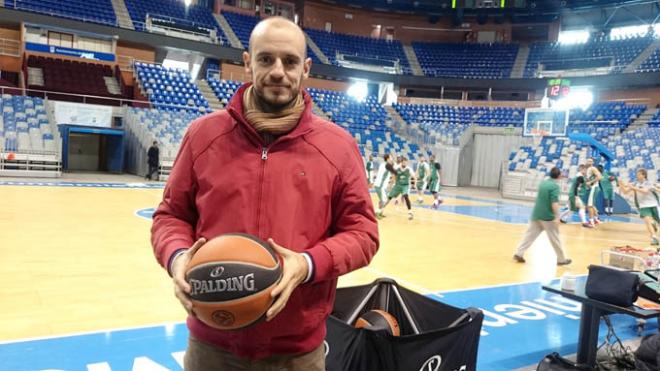 Jiménez posa en la pista central del Carpena.