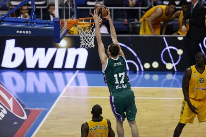 Fran Vázquez, machacando el aro del Limoges.