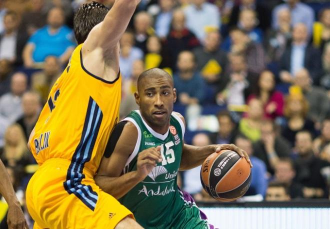 Granger bota el balón en una penetración.