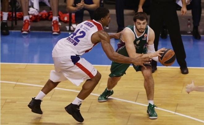 Markovic ataca durante el partido ante el CSKA