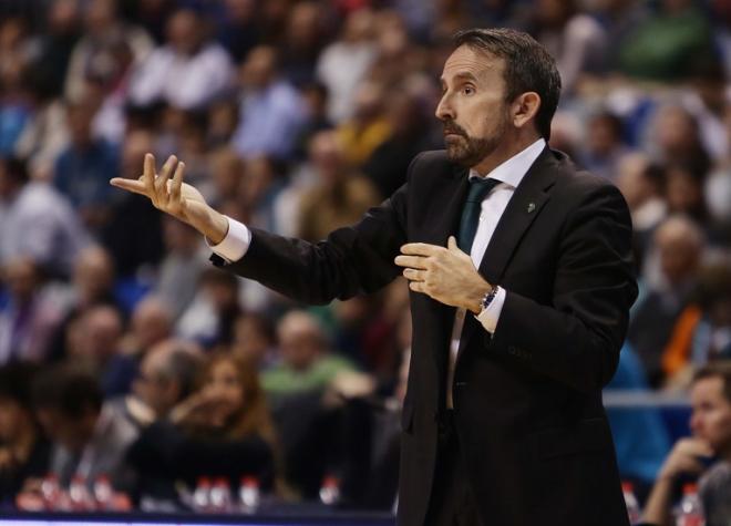 Joan Plaza da órdenes durante un partido del Unicaja.