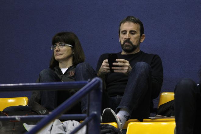 Joan Plaza, viendo un partido.