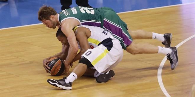 Stefansson pelea un balón dividido.