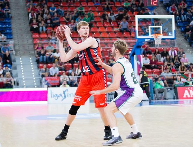 Stefansson defiende a Bertans (Baskonia).