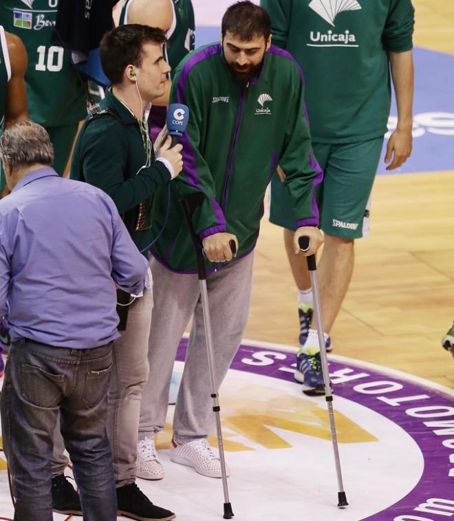 Vasileiadis, tras el partido con muletas.