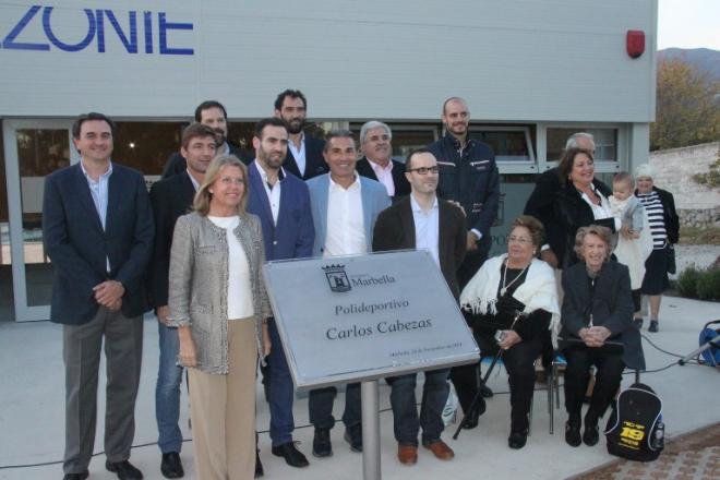 Cabezas, con varias personalidades del baloncesto, en la inauguración.