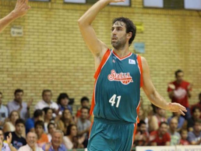 Berni, en un partido con el Baloncesto Sevilla.