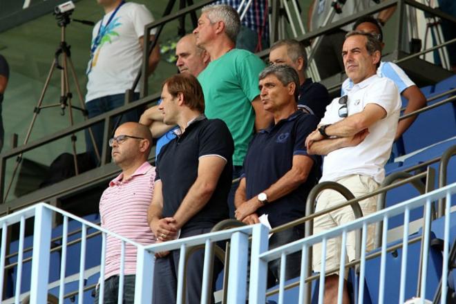 Juande y Arnau observan el partido del Malagueño.