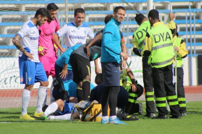 Gabi Ramos, conmocionado en el césped tras el choque.