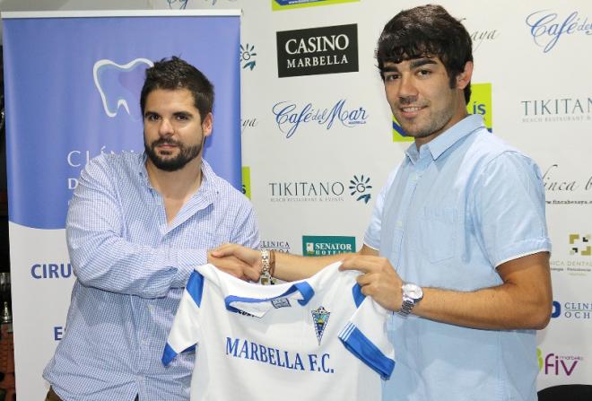 Javi Navas, con el director deportivo José Manuel Hernández.