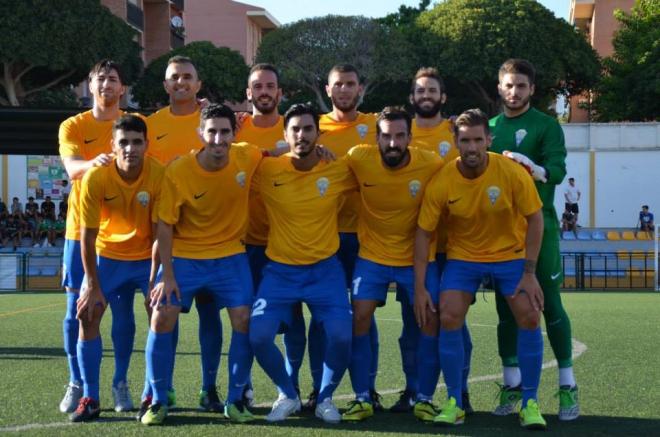 Formación inicial del equipo sénior con las nuevas equipaciones.