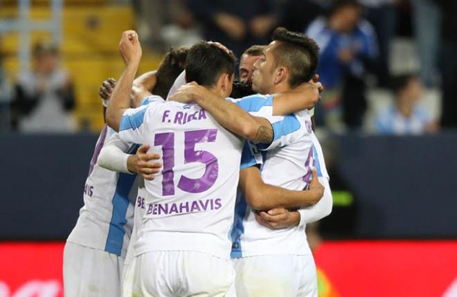 Los jugadores del Málaga celebran un gol al Levante.