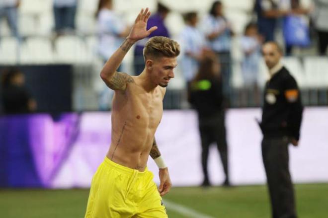 Samu Castillejo, regaló su camiseta a una aficionada.