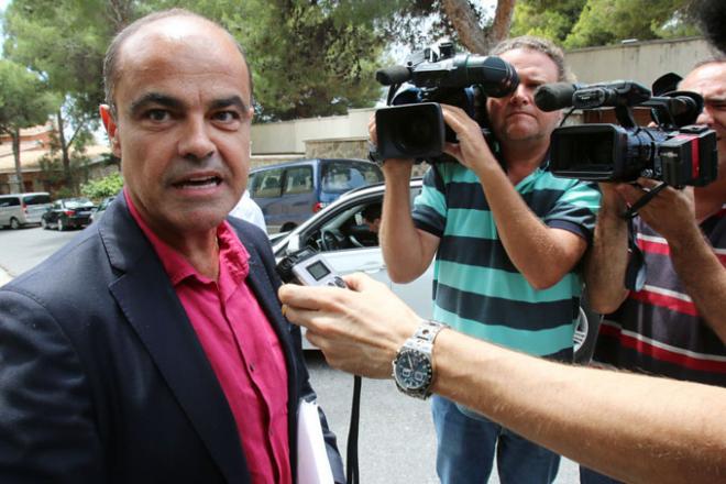 Pastor, en la puerta de la casa del jeque.