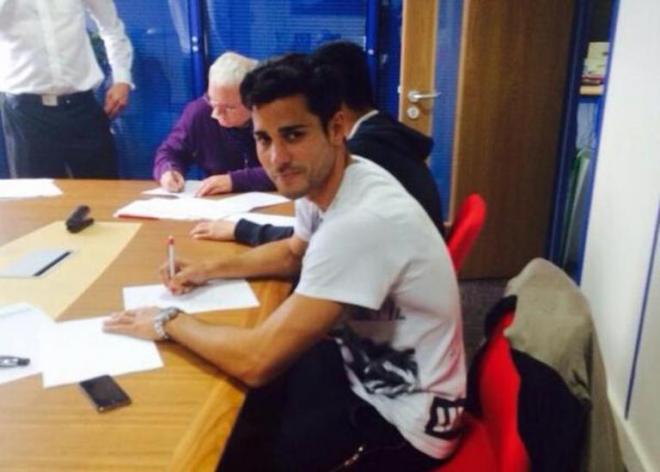 Javi Guerra, firmando por su nuevo club.